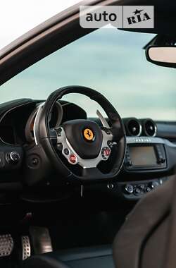 Хетчбек Ferrari FF 2013 в 