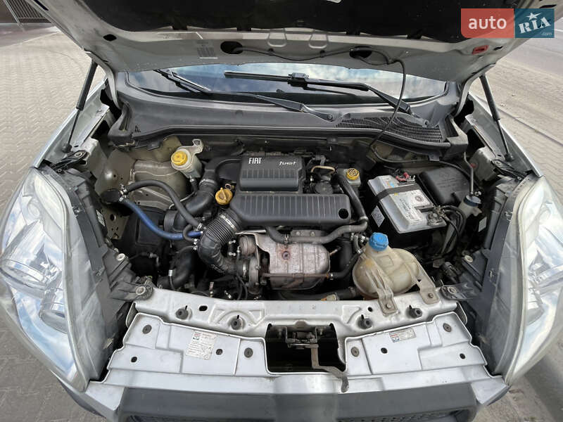 Минивэн Fiat Doblo 2012 в Киеве