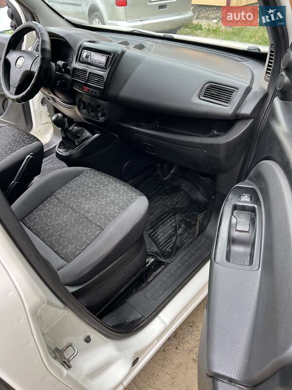 Вантажний фургон Fiat Doblo 2010 в Івано-Франківську
