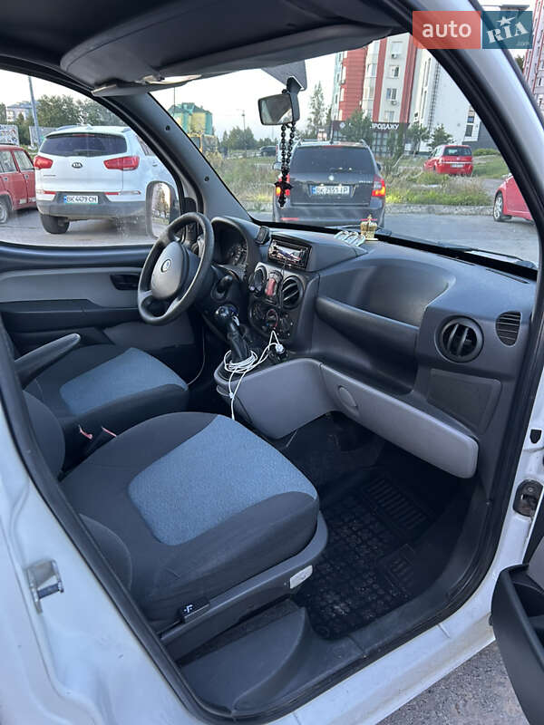 Минивэн Fiat Doblo 2008 в Вараше
