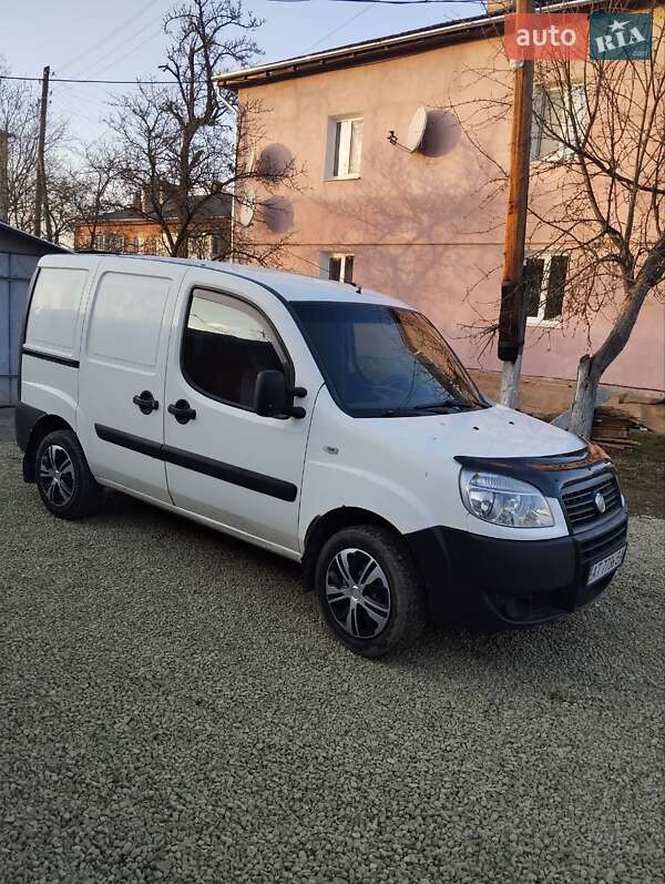 Вантажний фургон Fiat Doblo 2011 в Івано-Франківську
