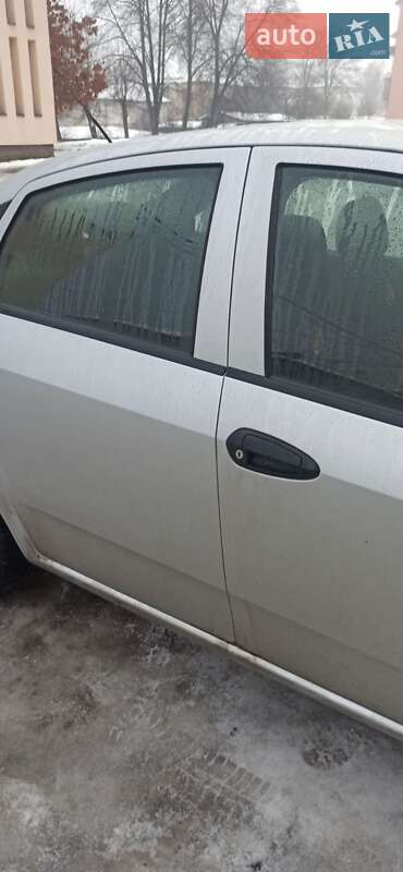 Седан Fiat Linea 2009 в Воловце