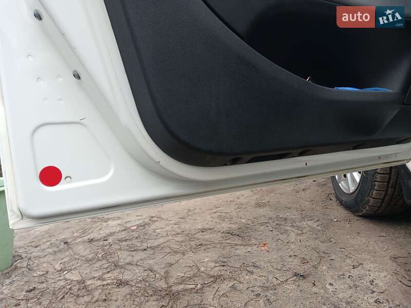 Седан Fiat Linea 2013 в Павлограді