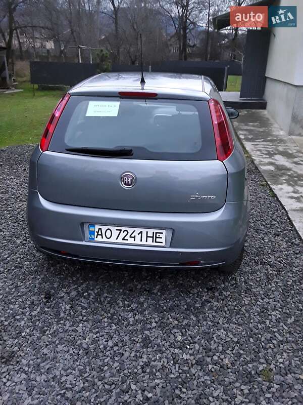 Седан Fiat Punto 2010 в Сваляве