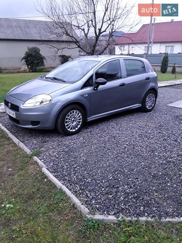 Седан Fiat Punto 2010 в Сваляве