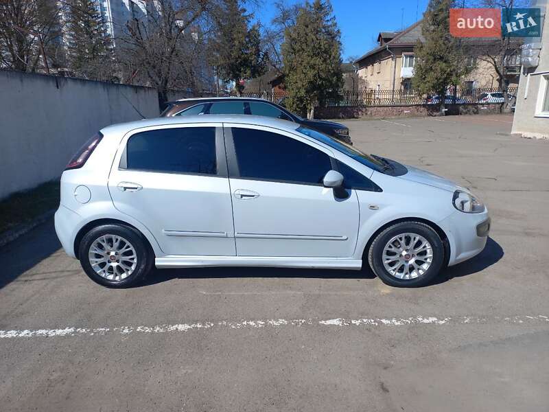 Хэтчбек Fiat Punto 2010 в 