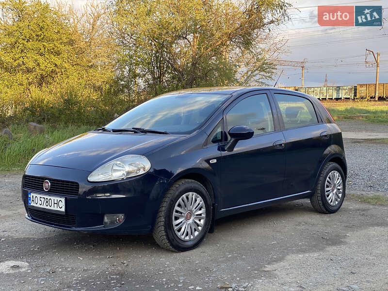 Хэтчбек Fiat Punto 2010 в 