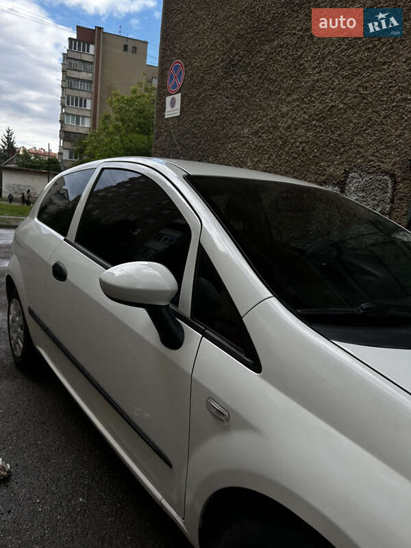 Хэтчбек Fiat Punto 2011 в Ивано-Франковске
