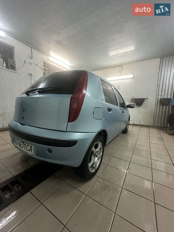 Хэтчбек Fiat Punto 2002 в Великом Березном