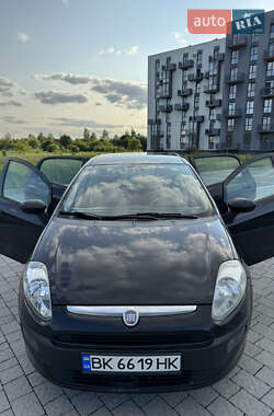 Хэтчбек Fiat Punto 2011 в 