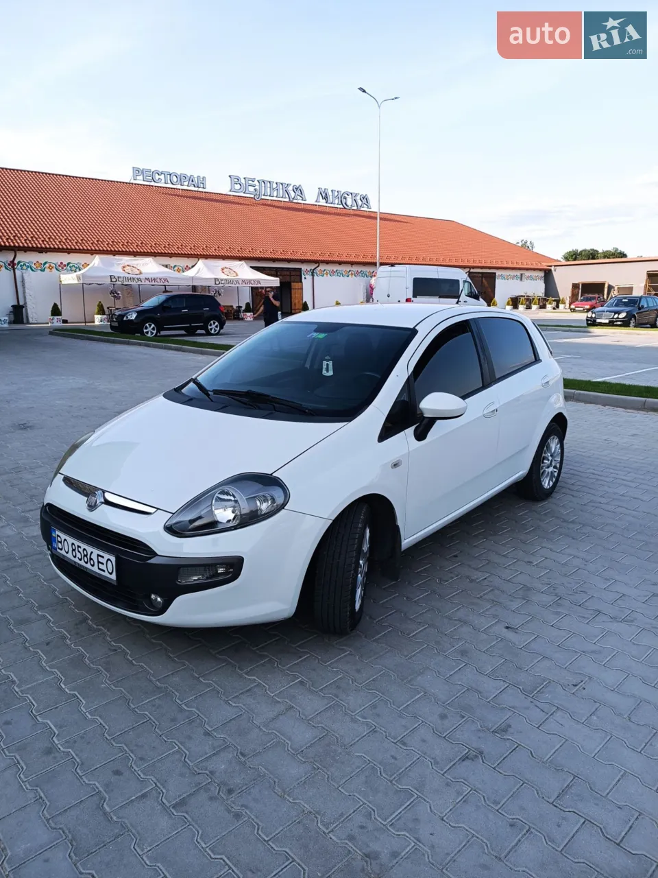 Продам Фіат Пунто 2011 року. машина в хорошому стані без шпаклівки по кругу всі рідні вікна включаючи лобове. Оригінальний пробіг на 130 тис. поміняно ГРМ та всі технічні рідини, в 2025 році придбав новий акумулятор. На машині їздила мало тому що дома користуємся електричкою. Простий атмосферний двигун 1.4 з шестиступечною коробкою передач шо по трасі досить економний.
Багата комплектація Пунто ЕВО, електросклопідйомники, кондиціонер, старстоп, мультируль, датчик дощу і.т.д.
Резина 2024 року літо також ще додається комплект зимової резини.
Готовий до перевірок.