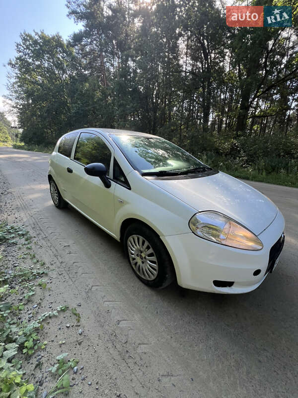 Хэтчбек Fiat Punto 2010 в Жовкве