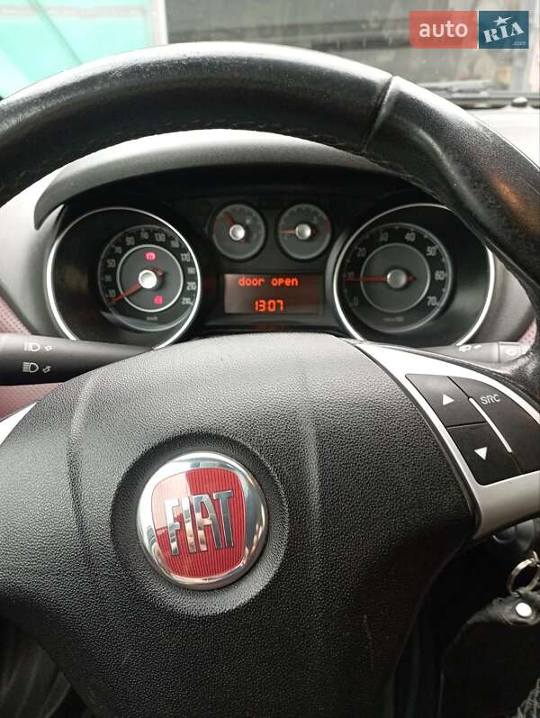 Хэтчбек Fiat Punto 2010 в 