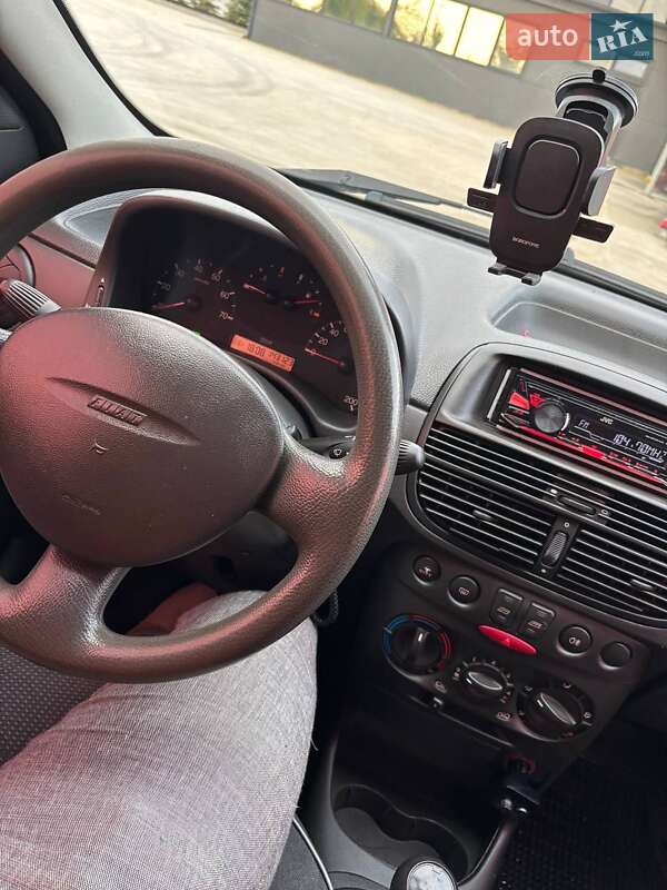 Хэтчбек Fiat Punto 2003 в Великих Лазах