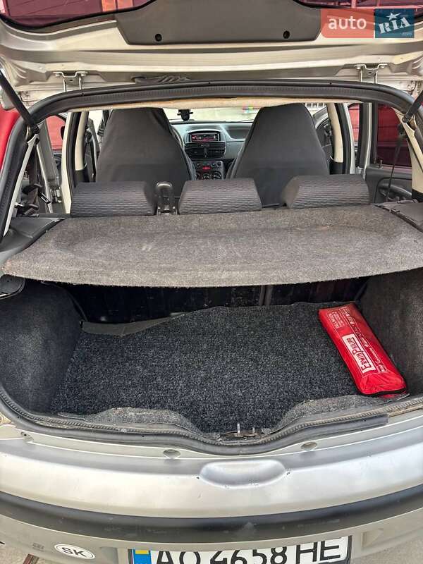 Хэтчбек Fiat Punto 2003 в Великих Лазах