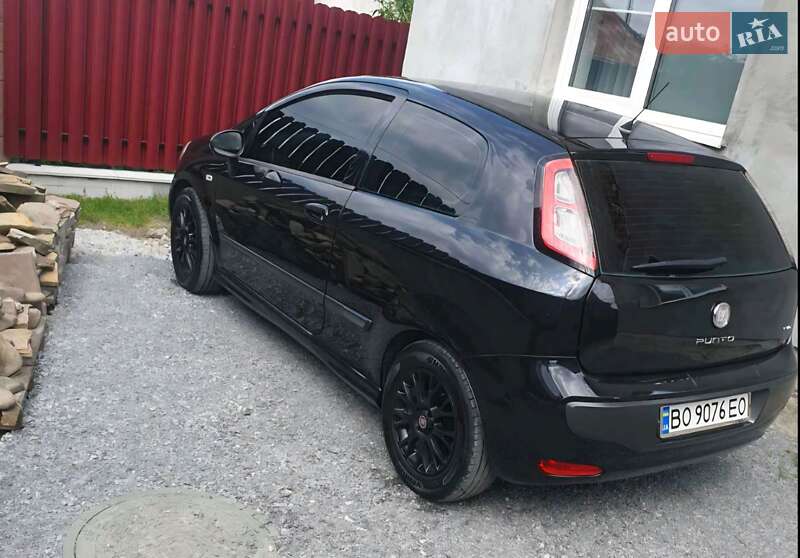 Хетчбек Fiat Punto 2011 в 