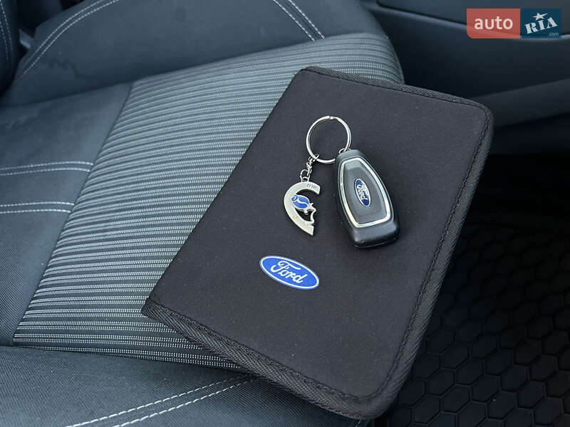 Минивэн Ford C-Max 2013 в Сваляве