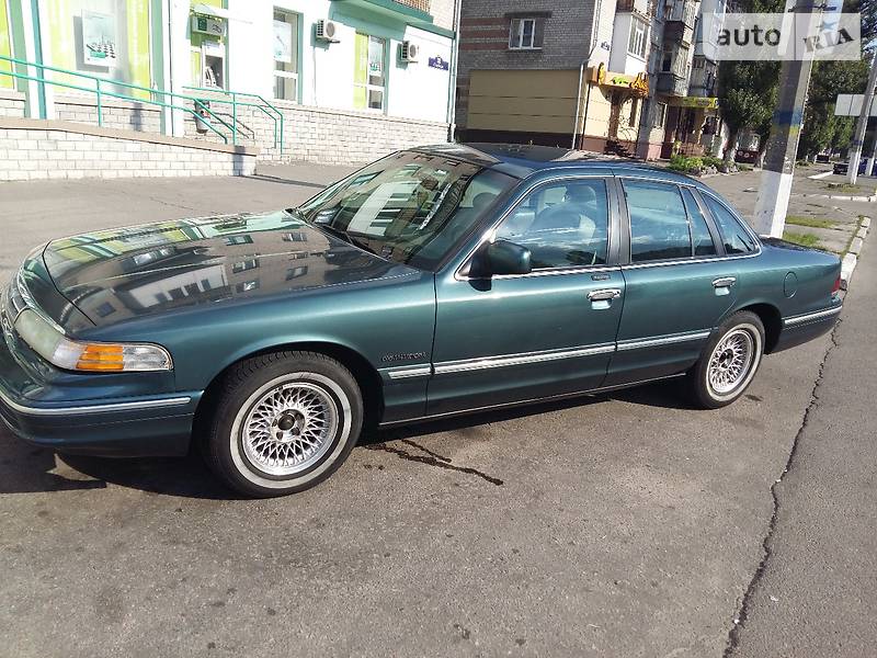 Седан Ford Crown Victoria 1995 в Кременчуге