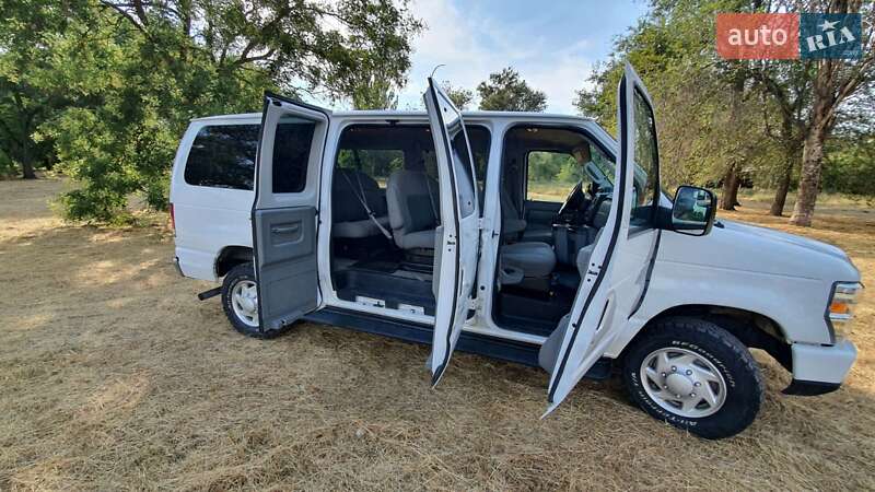 Минивэн Ford E-350 2013 в Львове