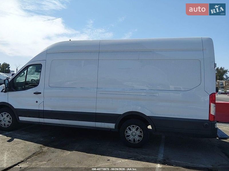 Грузопассажирский фургон Ford E-Transit 2022 в Луцке