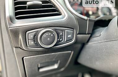 Внедорожник / Кроссовер Ford Edge 2016 в 