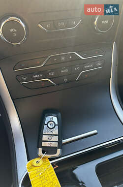 Позашляховик / Кросовер Ford Edge 2020 в 