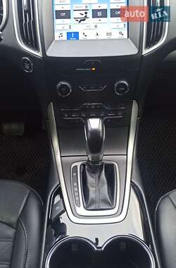 Позашляховик / Кросовер Ford Edge 2018 в 