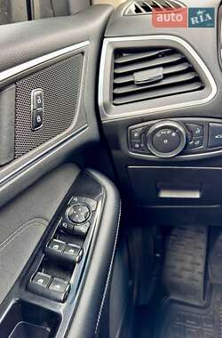 Внедорожник / Кроссовер Ford Edge 2016 в 