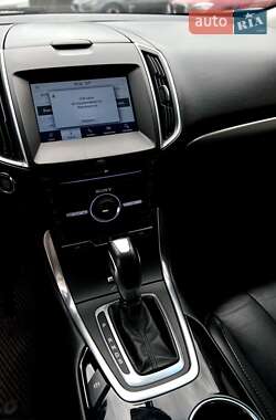 Позашляховик / Кросовер Ford Edge 2016 в 