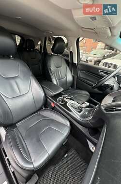 Позашляховик / Кросовер Ford Edge 2016 в 