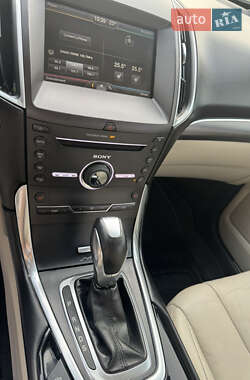 Внедорожник / Кроссовер Ford Edge 2015 в 