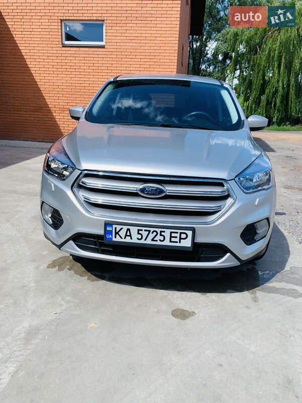 Позашляховик / Кросовер Ford Escape 2017 в Ромнах