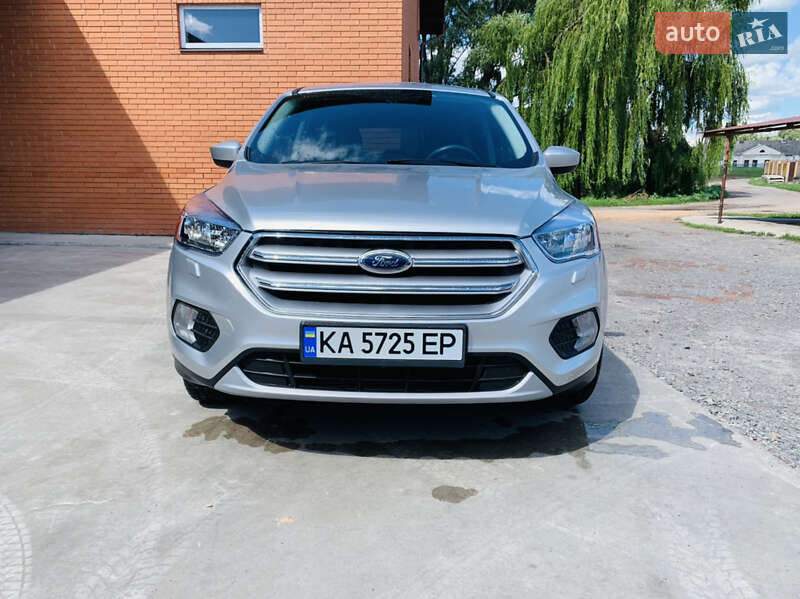 Позашляховик / Кросовер Ford Escape 2017 в Ромнах