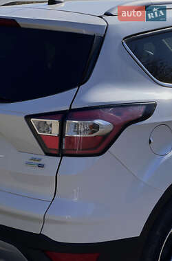 Внедорожник / Кроссовер Ford Escape 2017 в 