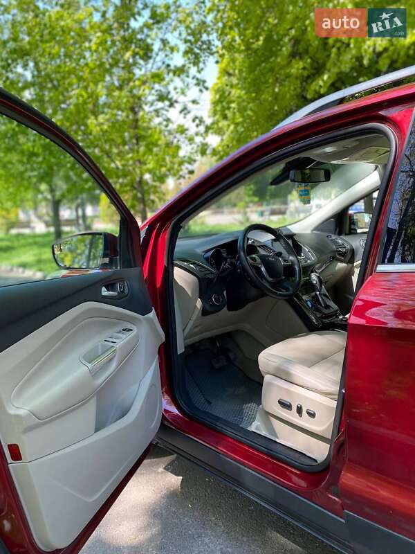 Внедорожник / Кроссовер Ford Escape 2015 в Нововолынске