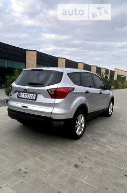Внедорожник / Кроссовер Ford Escape 2018 в 