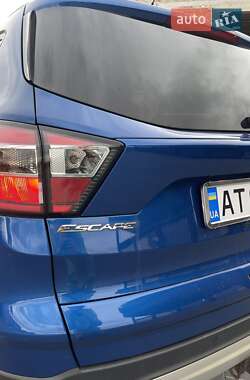 Внедорожник / Кроссовер Ford Escape 2016 в 