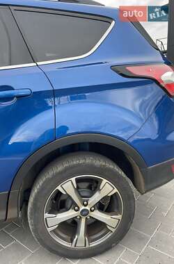 Внедорожник / Кроссовер Ford Escape 2016 в 