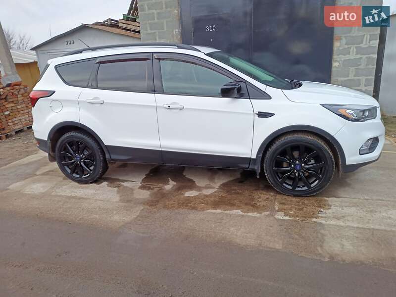 Внедорожник / Кроссовер Ford Escape 2018 в Черкассах