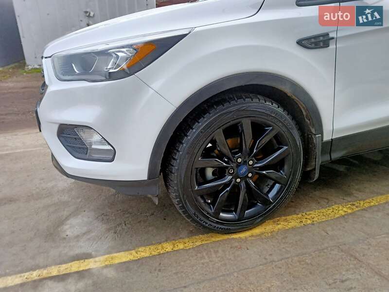 Внедорожник / Кроссовер Ford Escape 2018 в Черкассах
