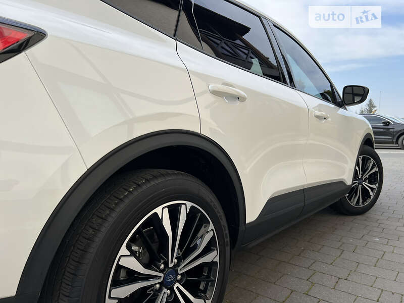 Внедорожник / Кроссовер Ford Escape 2021 в Стрые