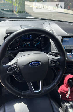 Внедорожник / Кроссовер Ford Escape 2019 в 
