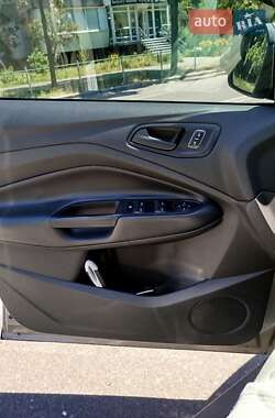 Внедорожник / Кроссовер Ford Escape 2016 в 