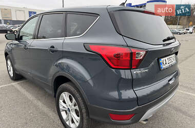 Внедорожник / Кроссовер Ford Escape 2018 в 
