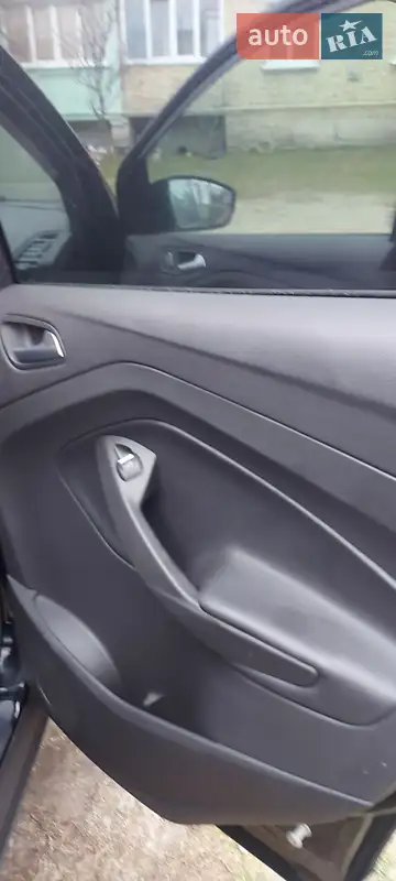 Позашляховик / Кросовер Ford Escape 2015 в 
