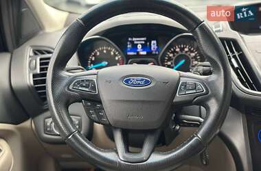 Внедорожник / Кроссовер Ford Escape 2016 в 