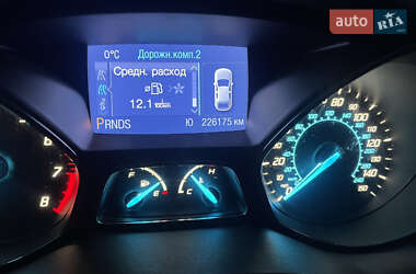 Внедорожник / Кроссовер Ford Escape 2012 в 