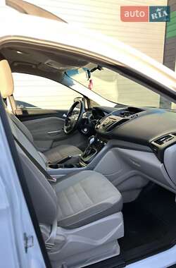 Внедорожник / Кроссовер Ford Escape 2012 в 