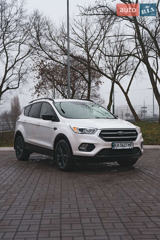 Внедорожник / Кроссовер Ford Escape 2017 в Киеве