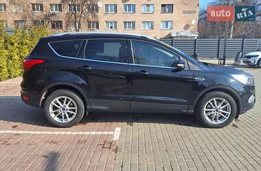 Внедорожник / Кроссовер Ford Escape 2019 в 